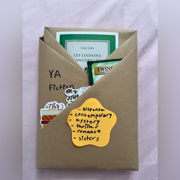 Blind date with a book 📚 - Picture 2 of 3